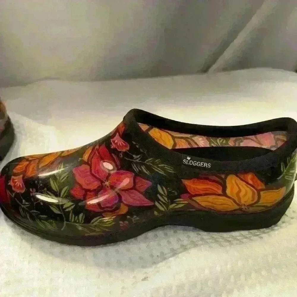 Excellent Condition, Sloggers women’s rain clogs in Sz 11.  Floral pattern.